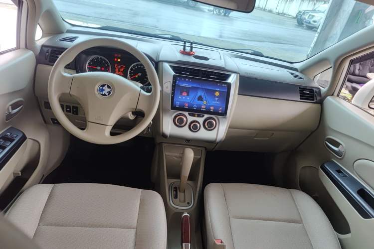 Used Venucia D50 2013 1.6L Automatic Fashion Edition Center Console