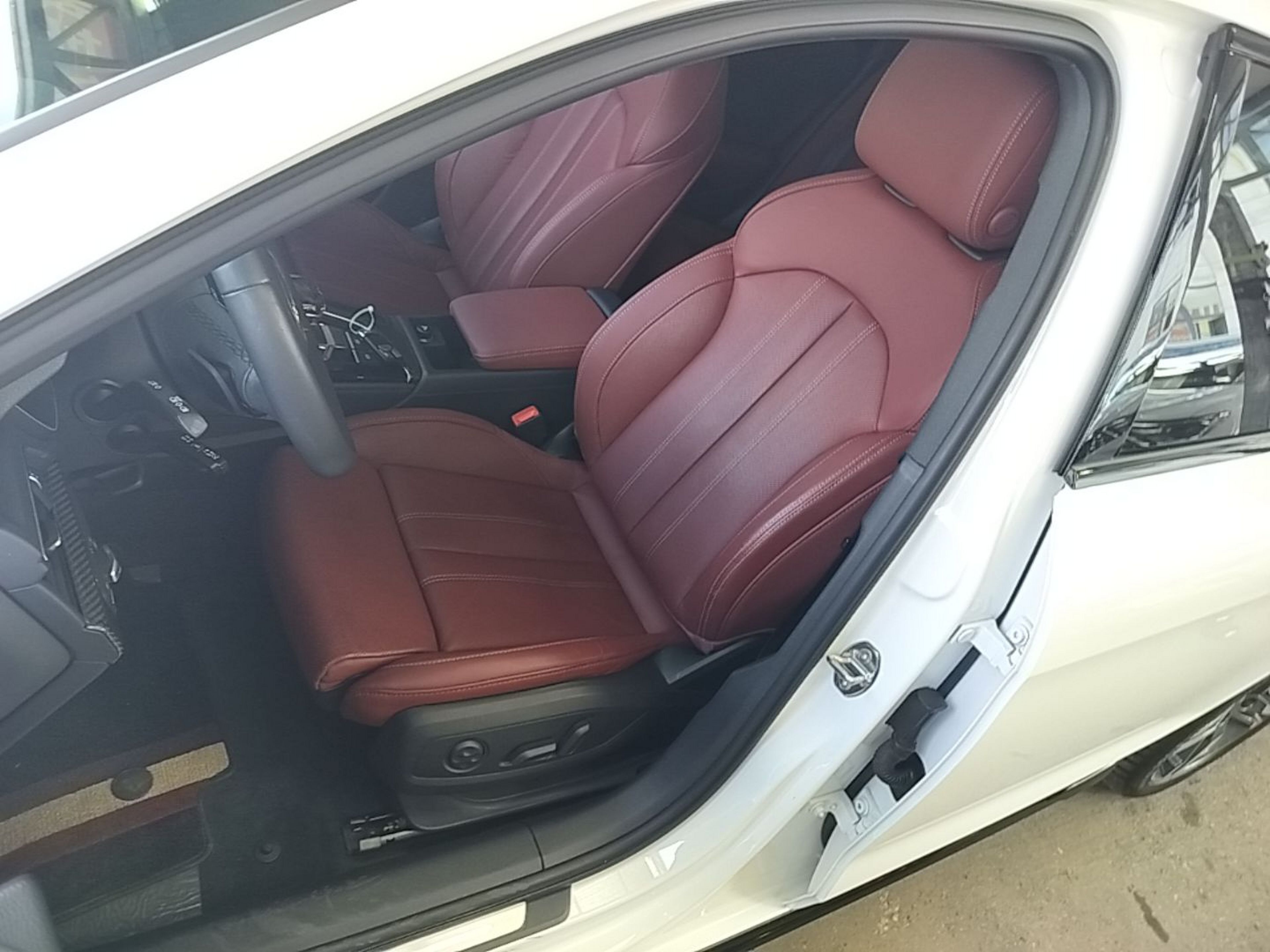 Vordere Reihe im Auto