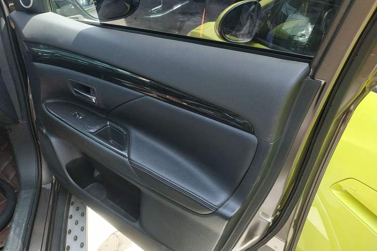 Used Mitsubishi Outlander 2018 2.0L Two-Wheel Drive Glory Edition 5 Seats Interior 2