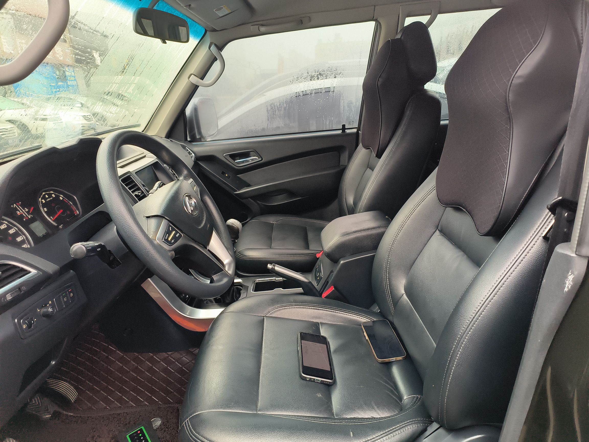 Переднее сиденье в автомобиле