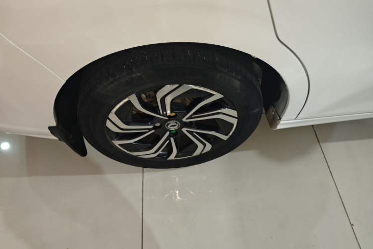 Used Dongfeng Aeolus Yixuan 2021 230T Automatic Glory Edition Right Rear Wheel Hub
