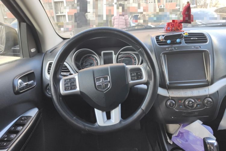 Used Dodge Journey 2013 2.4L Two-Wheel Drive Luxury Version Steering Wheel