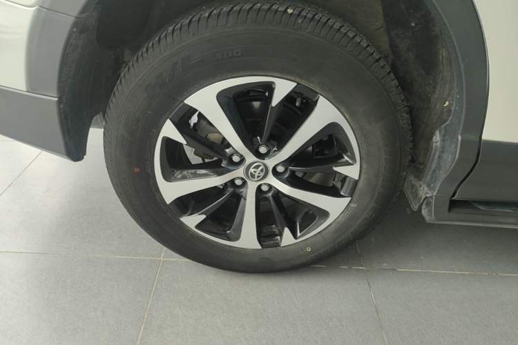Used Toyota RAV4 2019 2.0L CVT Two-Wheel Drive Luxury Version China VI Standard
