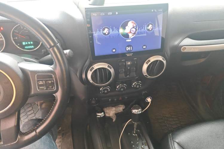 Used Jeep Wrangler 2014 2.8TD Sahara Four-Door Edition Audio And AC Panel