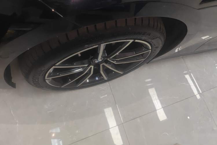 Used BMW 3 Series 2023 325Li M Sport Package Left Front Wheel Hub