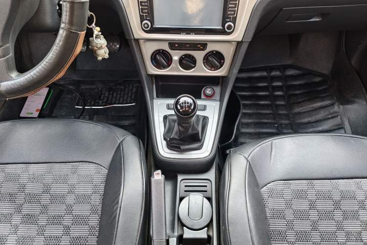 Used Volkswagen Lavida 2013 Revised Classic 1.6L Manual Fashion Edition Gear Lever