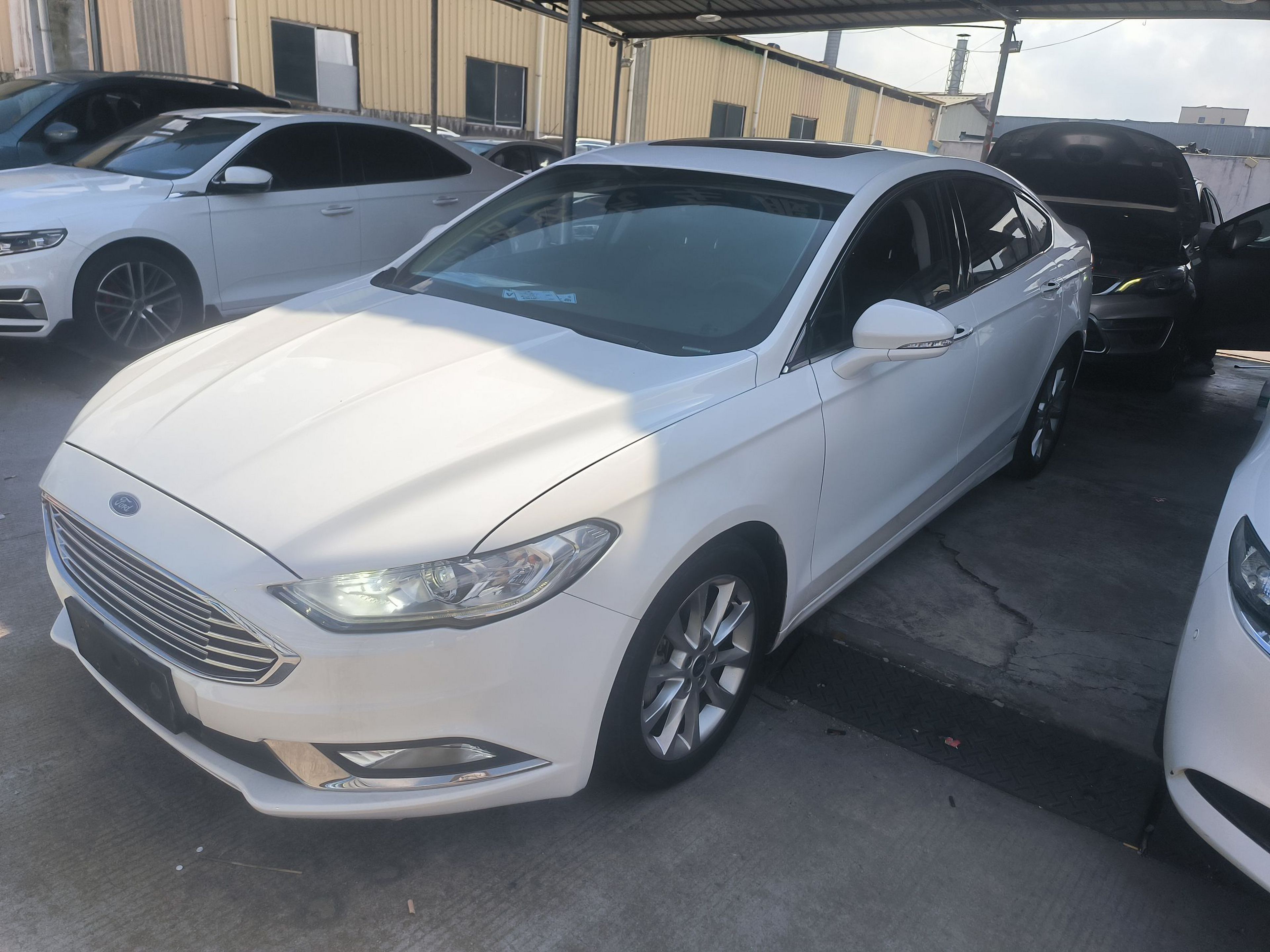 Под передней частью автомобиля