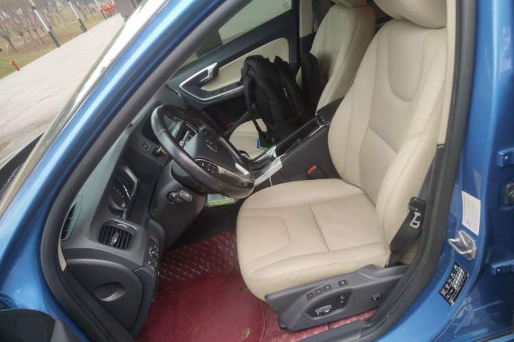 Used Volvo V60 2015 T5 Zhiyi Edition
