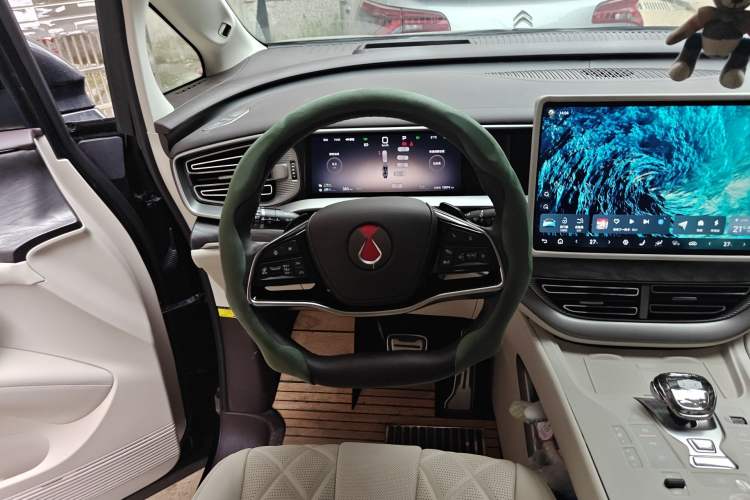 Used Denza D9 2025 DM-i Intelligent Drive 1020 Four-Wheel Drive Prestige Model
