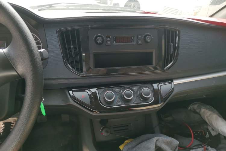 Used FORTHING Lingzhi 2023 M5L 1.6L Base Model 5 Seats Audio And AC Panel