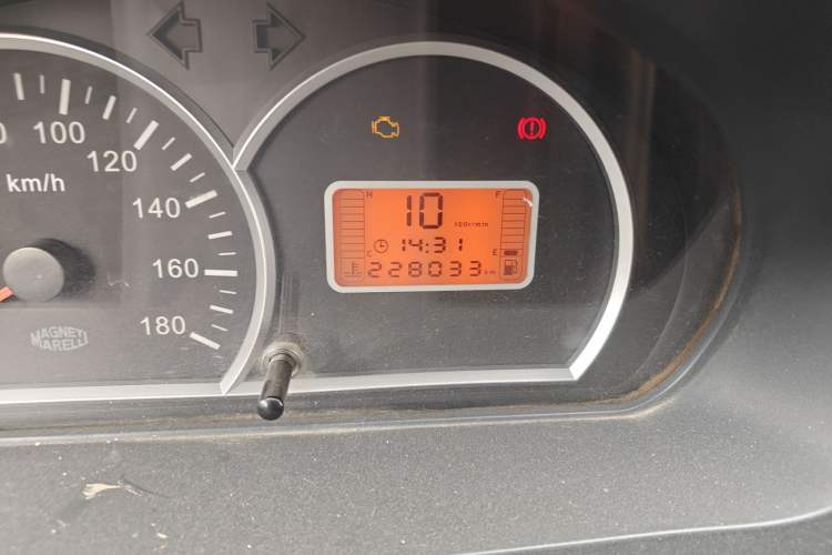 Used BAIC Weiwang 306 2011 1.3L base model 7 seats Odometer Close Up