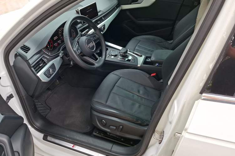 Used Audi A4L 2019 40 TFSI Fashion Edition China VI Emission Standard Left Front Seat