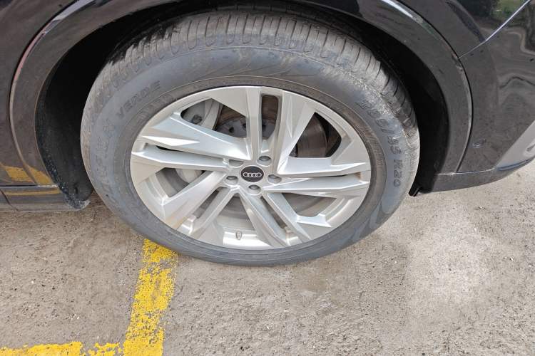 Used Audi Q7 2022 45 TFSI quattro S line Luxury Edition Right Front Wheel Hub