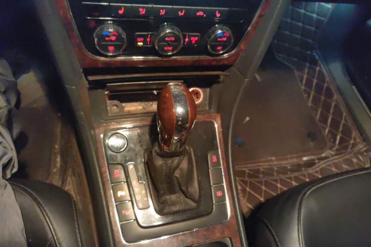 Used Volkswagen Passat 2013 2.0 TSI DSG Ultimate Edition Gear Lever