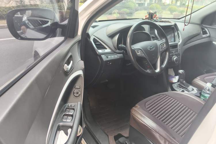 Used Hyundai Santa Fe 2015 2.4L Automatic Two-Wheel Drive Smart Version 5 Seats
