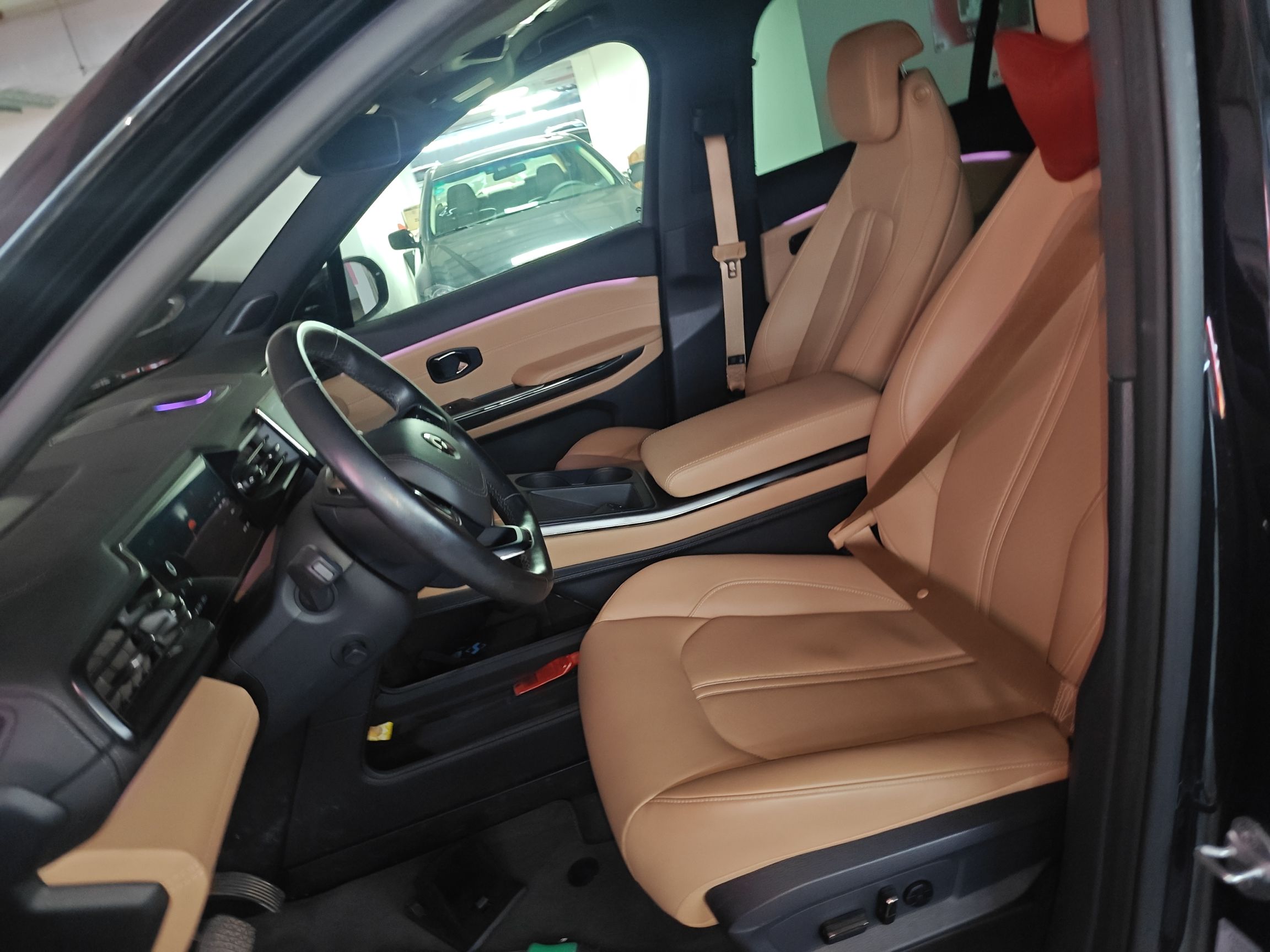 المقاعد الأمامية داخل السيارة