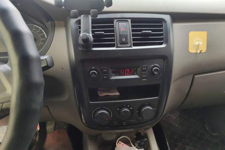 Used Wuling Rongguang V 2019 1.5L Window-Sealed Utility Model China VI LAR Audio And AC Panel