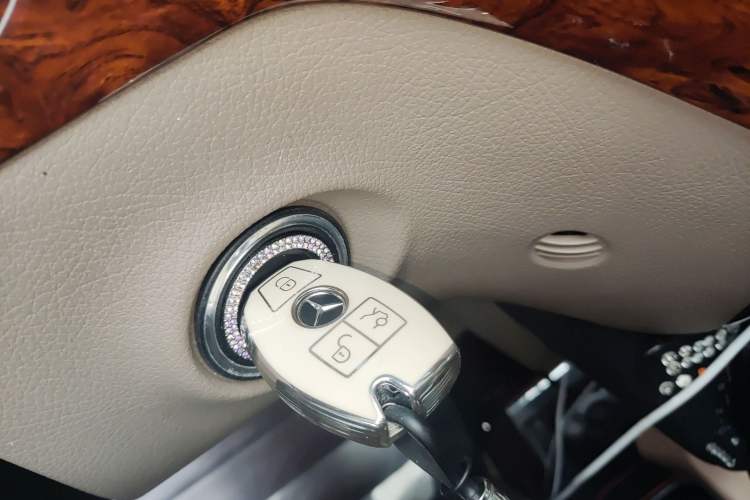 Used Mercedes-Benz Viano 2014 3.5L Premier Edition