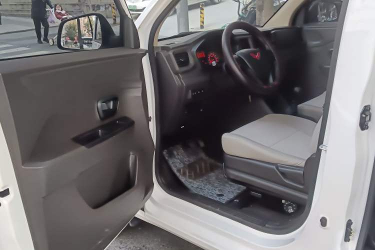 Used Wuling Hongguang V 2022 1.5L Jingqu Edition Electric-Assist LAR Driver Seat