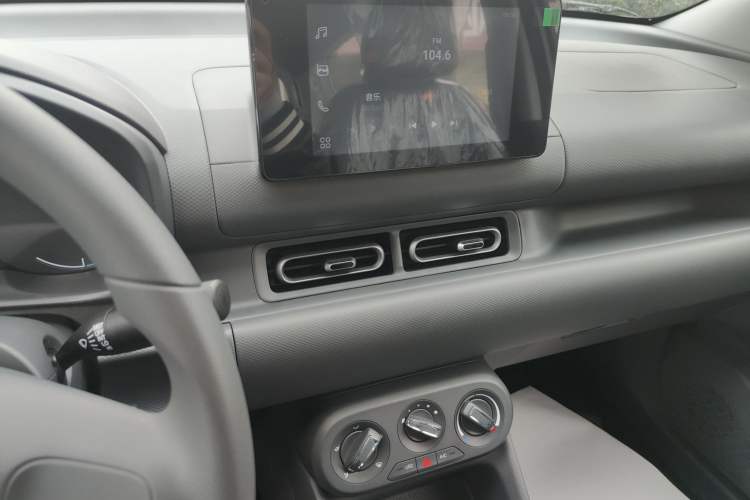 Used Wuling Hongguang New Energy 2024 All-Electric Model 300KM Standard Version Audio And AC Panel