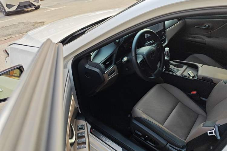 Used Lexus ES 2025 200 Premium Edition Driver Seat