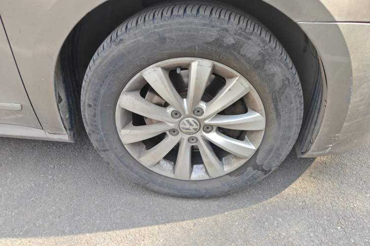 Used Volkswagen Passat 2014 1.8TSI DSG Prestige Navigation Edition Right Front Wheel Hub