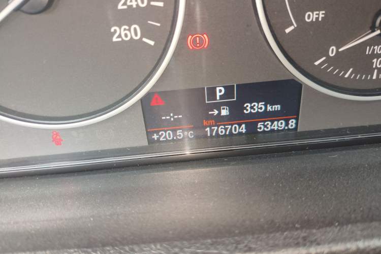 Used BMW 3 Series 2017 318i Fashion Model Odometer Close Up