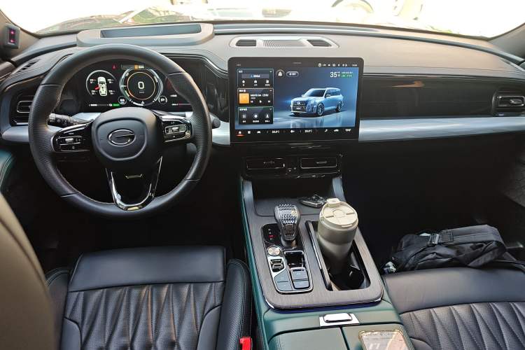 Used GAC Trumpchi GS8 2022 Double-Energy Series 2.0TM Two-Wheel Drive Prestige Edition (6 Seats) Center Console