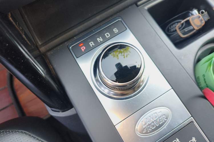Used Land Rover Discovery 2017 3.0 SC V6 SE Gear Lever
