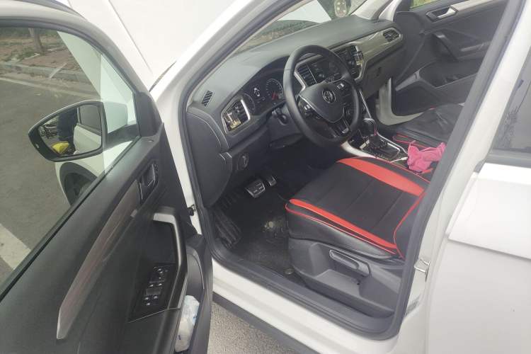 Used Volkswagen T-ROC 2019 230TSI DSG Two-Wheel-Drive Advanced Version China VI Standard Driver Seat