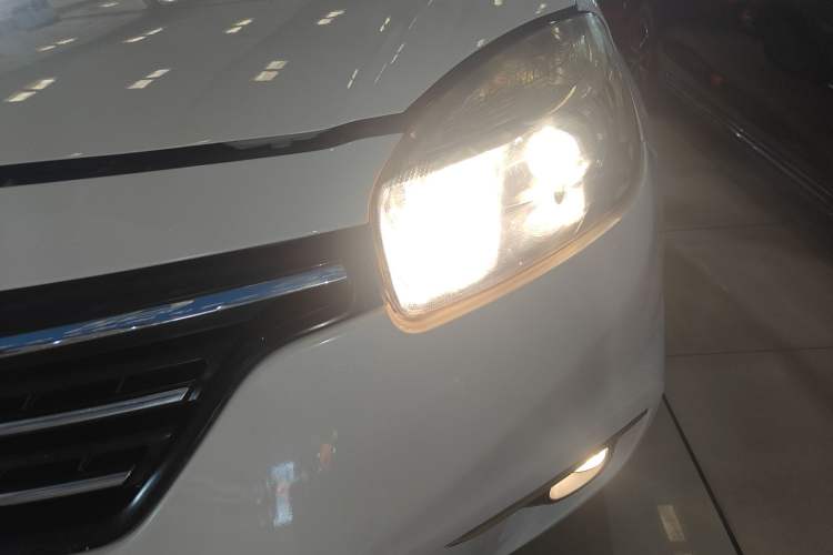 Used Renault Koleos 2014 Revised Version 2.0L Two-Wheel Drive Fashion Edition Left Front Headlight