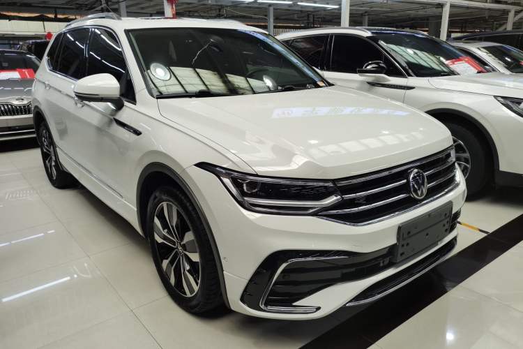 Used Volkswagen Tiguan L 2022 380TSI Automatic All-Wheel Drive R-Line Enhanced Comfort 7-Seater Front Right 45 Deg