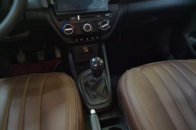 Used Hyundai Verna (older generation) 2017 1.4L Manual Refreshed Version China VI Standard Gear Lever