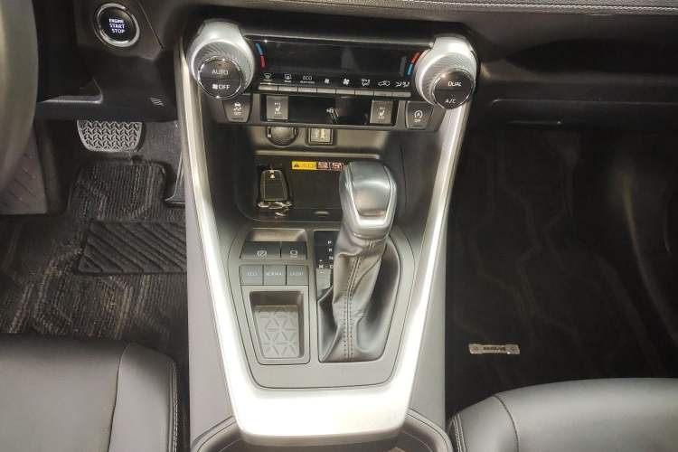 Used Toyota RAV4 2023 2.0L CVT Two-Wheel Drive 20th Anniversary Platinum Edition
