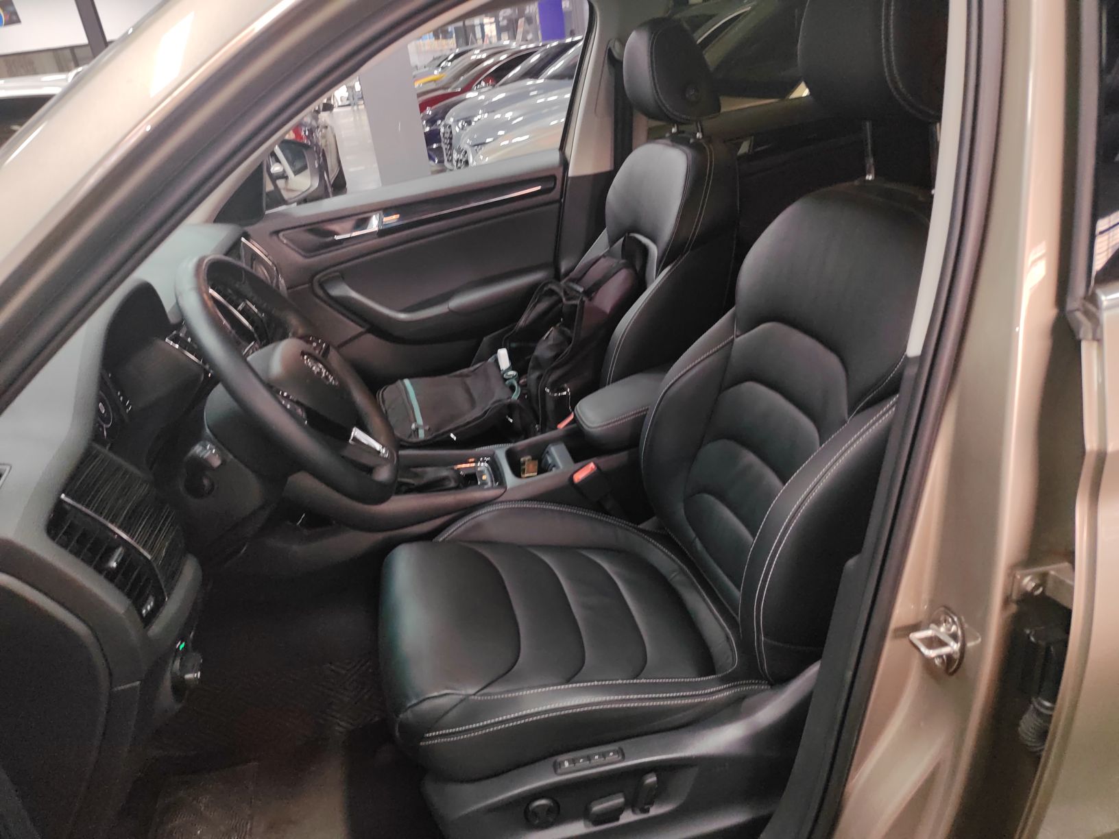 Переднее сиденье в автомобиле