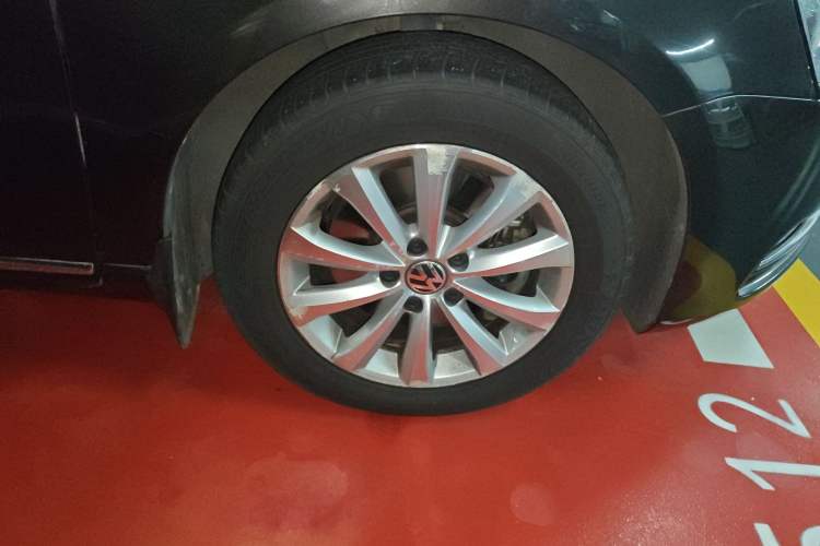 Used Volkswagen Magotan 2012 Revised 1.8TSI Luxury Version Right Front Wheel Hub