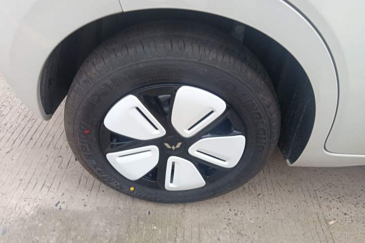 Used Wuling Hongguang MINIEV 2025 Four-Door Version Advanced Edition Right Rear Wheel Hub