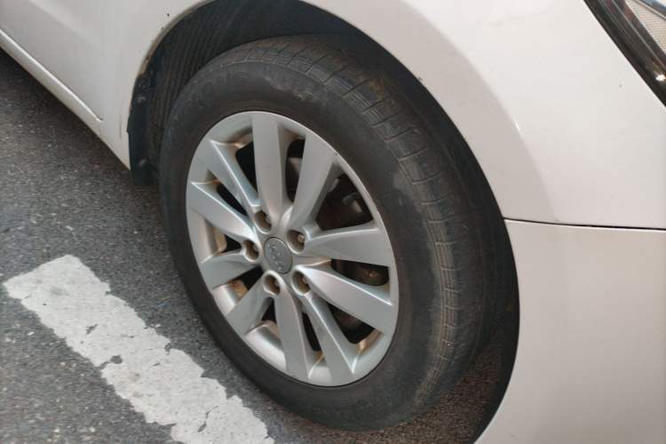 Used Kia K3 2013 1.6L Manual GLS Right Front Wheel Hub