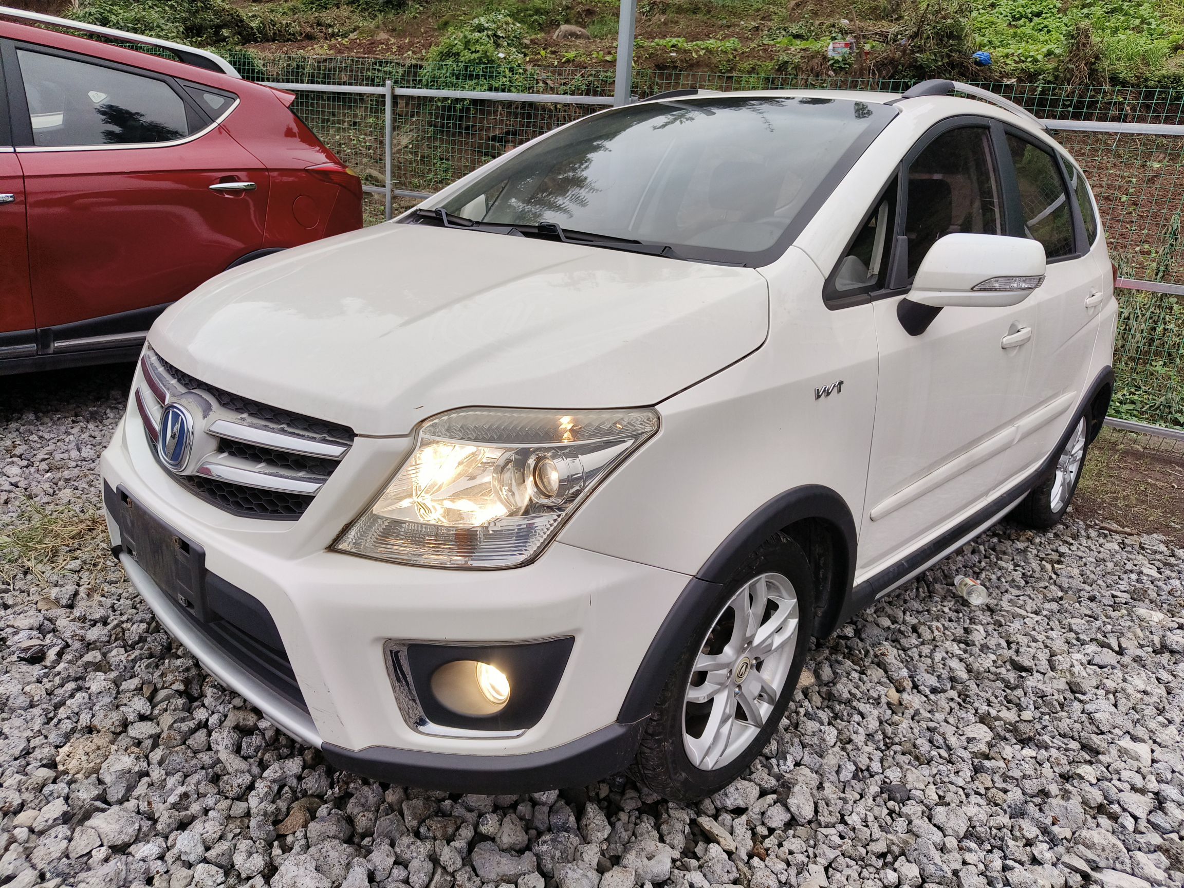 Под передней частью автомобиля