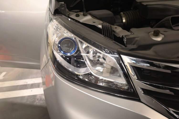 Used SAIC MAXUS G10 2016 2.0T Automatic Elite Edition Right Front Headlight