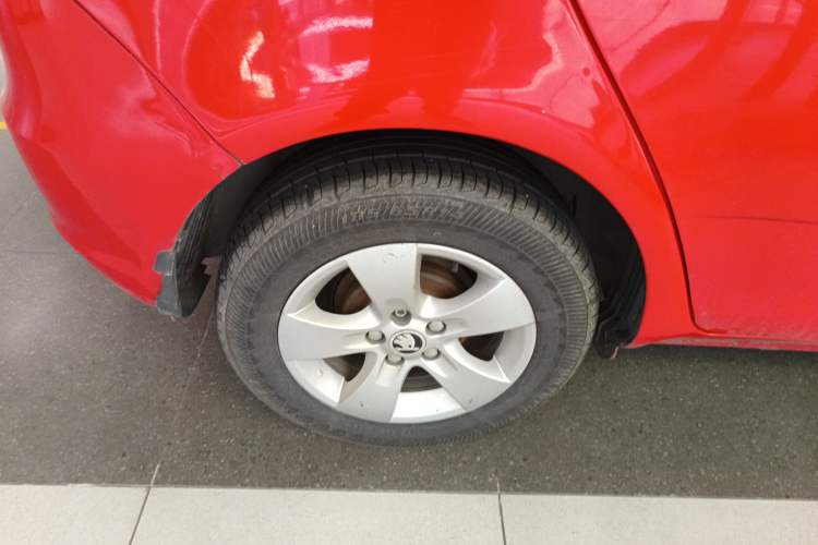 Used Skoda Fabia 2014 1.4L Automatic Crystal Edition Right Rear Wheel Hub