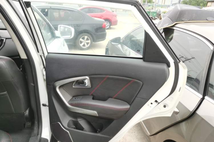 Used Huatai Santa Fe 2016 1.5T Gasoline Manual Two-Wheel Drive Smart Enjoyment i3 Model
