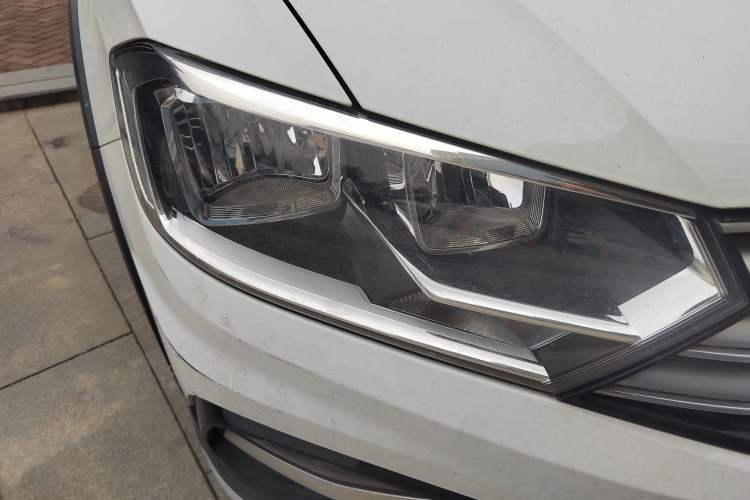 Used Volkswagen C-TREK 2018 1.5L Manual Comfort Model Right Front Headlight