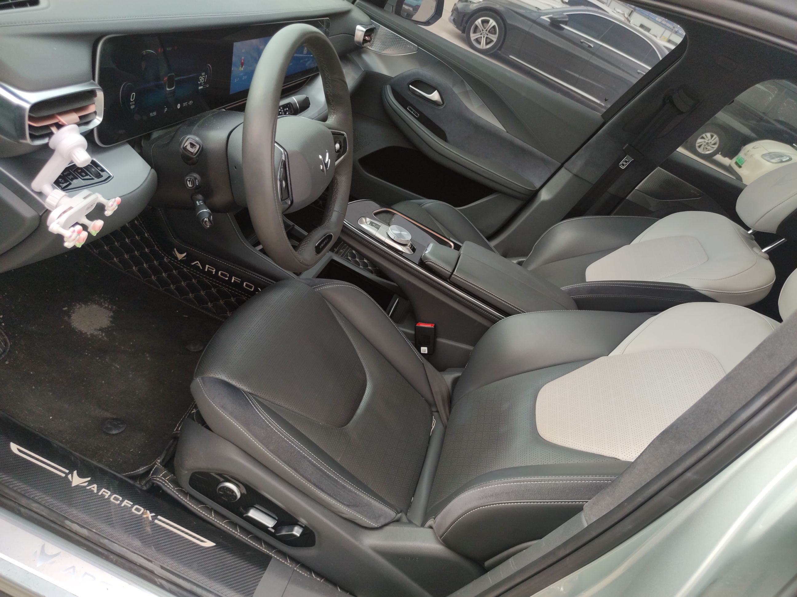 المقاعد الأمامية داخل السيارة