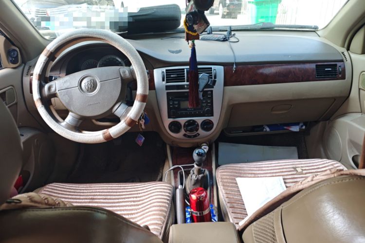 Used Buick Excelle 2005 1.8 Manual Luxury Model Center Console