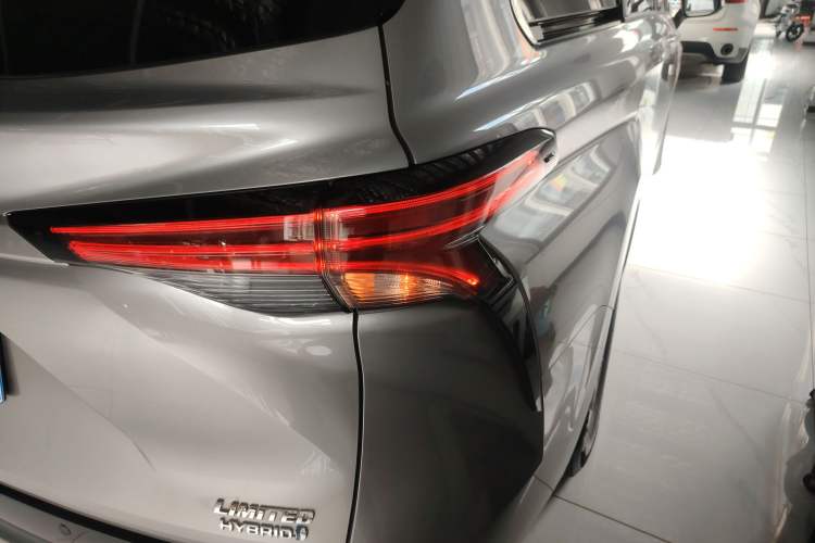 Used Toyota Sienna 2021 2.5L Hybrid Premium Edition
