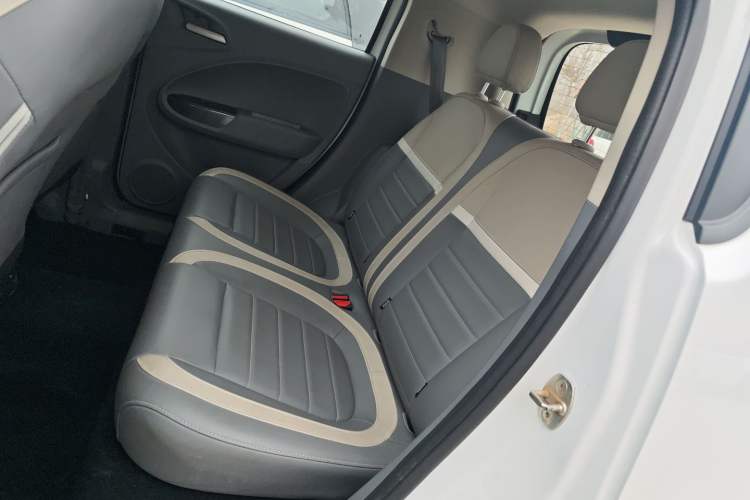 Used ORA White Cat 2022 Xiaoyue Mao Edition 360 km Luxury Model Lithium NMC
