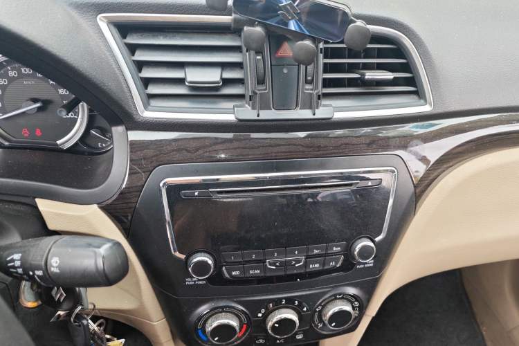 Used Suzuki Alivio 2015 1.6L Manual Comfort Model Audio And AC Panel