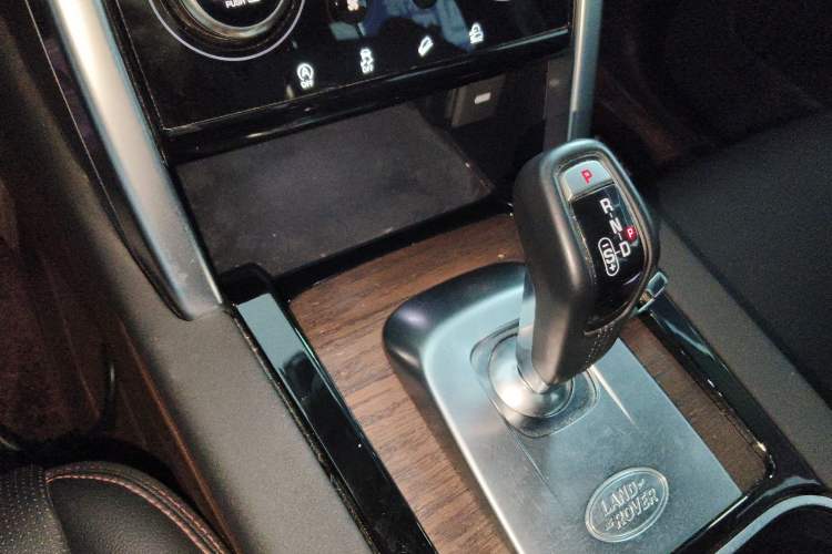 Used Land Rover Discovery Sport 2022 249 PS R-Dynamic SE Performance Tech Edition 5 Seats Gear Lever