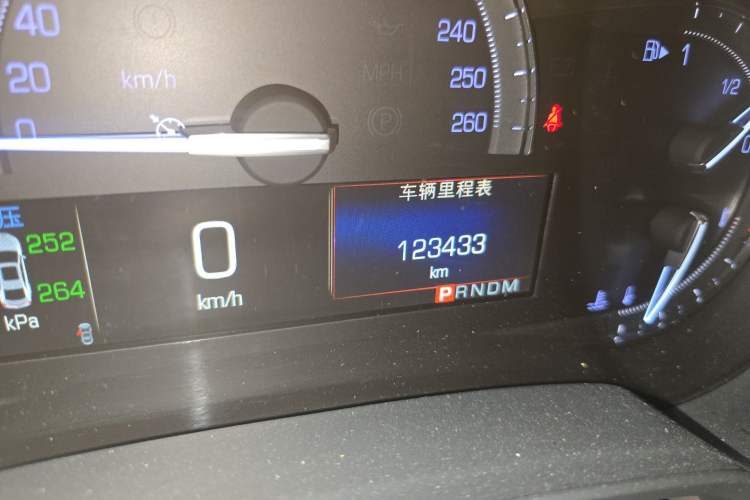 Used Cadillac XTS 2017 28T Tech Edition Odometer Close Up